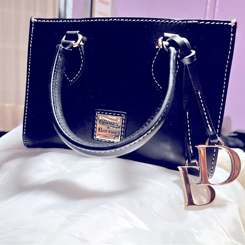 Brand new dooney & Bourke purse. Never used! Beautiful bag